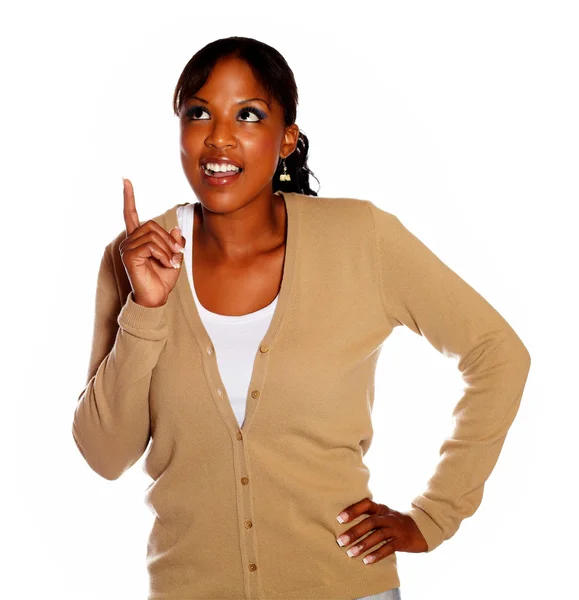 Attraktiv etniska kvinna pekar och letar upp — Stockfoto