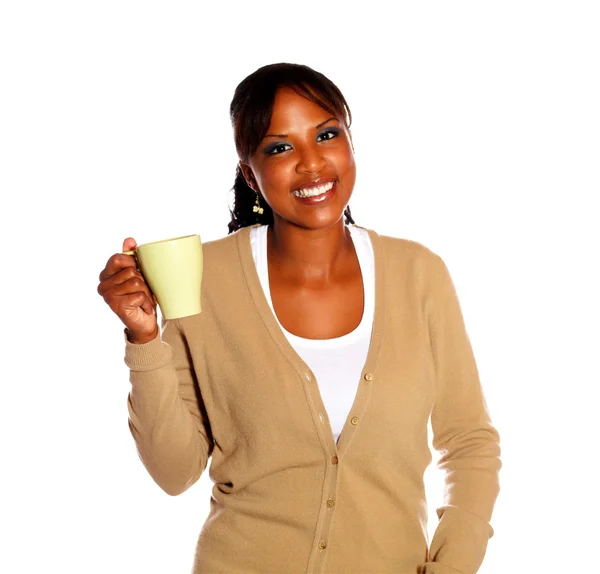 Charmante Frau trinkt einen Becher Kaffee — Stockfoto