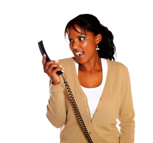 Mujer joven sorprendida mirando al teléfono — Foto de Stock