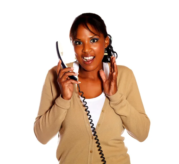 Mujer emocionada hablando por teléfono y mirándote —  Fotos de Stock