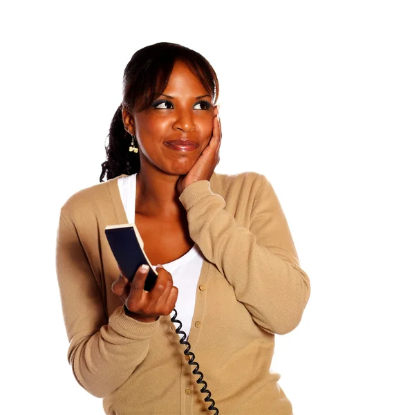 Sorrindo jovem fêmea segurando telefone auscultador — Fotografia de Stock