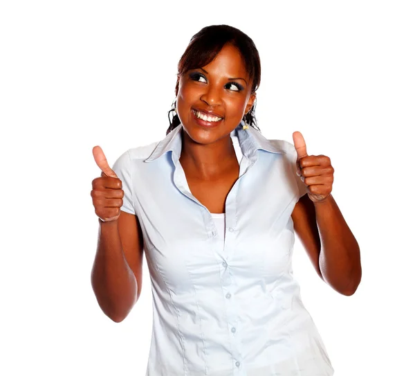 Позитивна етнічна жінка піднімає пальці вгору — стокове фото