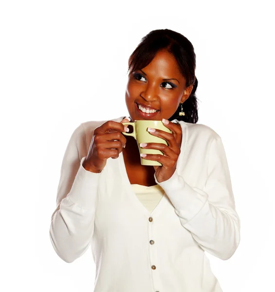 Relaxado jovem mulher tomando café — Fotografia de Stock