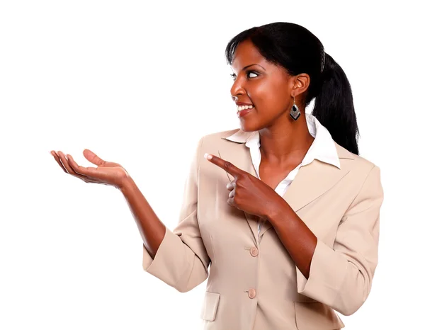 Ganska verkställande kvinna tittar och pekar åt höger — Stockfoto