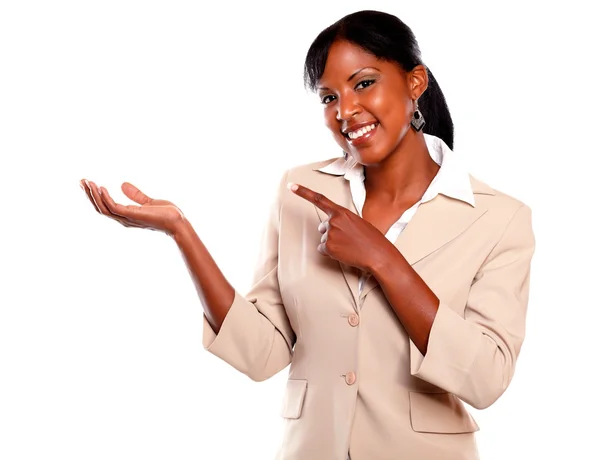 Mulher de negócios negra olhando para você apontando para a direita — Fotografia de Stock