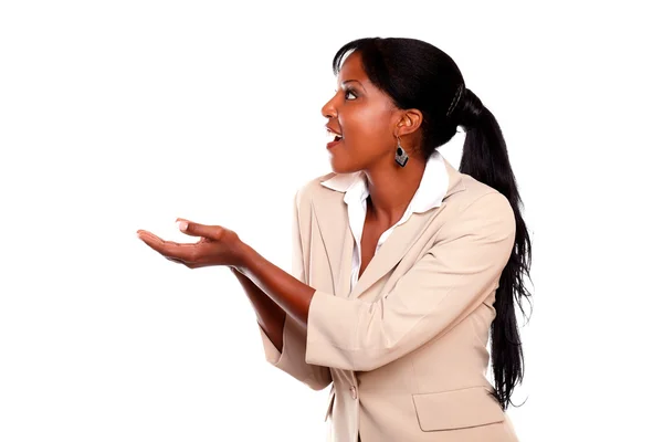 Afro-americano giovane femmina guardando alla sua sinistra — Foto Stock