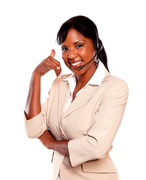 Recepcionista étnico atraente usando fone de ouvido — Fotografia de Stock