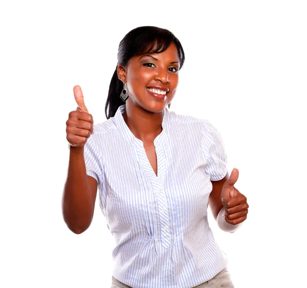 Sorrindo jovem do sexo feminino com uma atitude vencedora — Fotografia de Stock