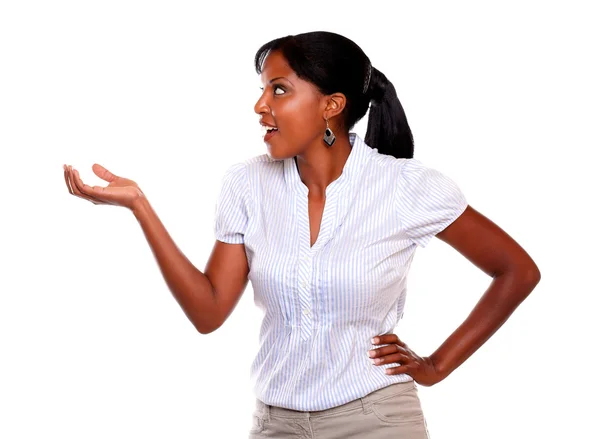 Etnische jonge vrouw op zoek naar haar rechts — Stockfoto