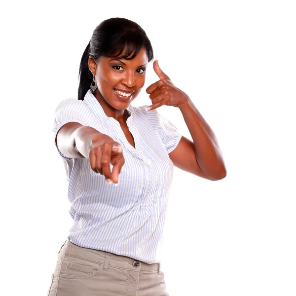 Sorridente femmina che ti indica dicendo chiamami — Foto Stock