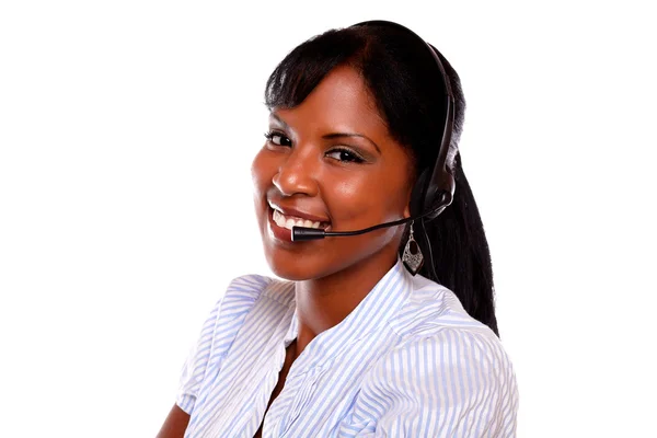 Hermosa joven hembra usando auriculares — Foto de Stock