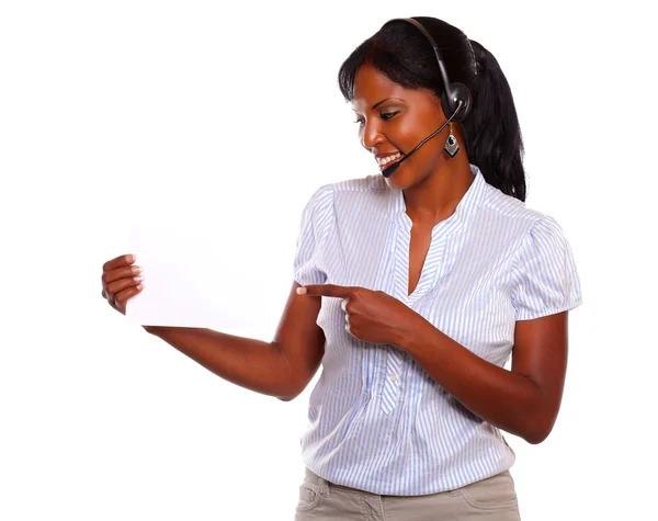 Young woman wearing headphones holding white card — Stock Photo, Image