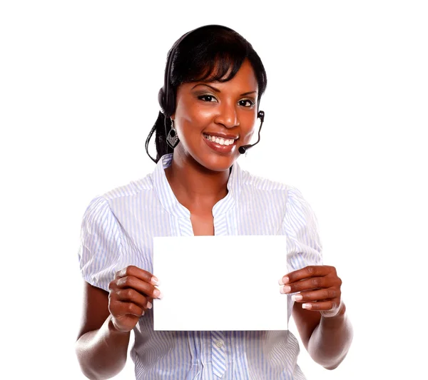 Adult woman wearing headphones holding white card — Stock Photo, Image