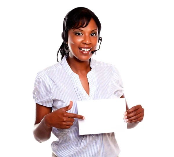 Mujer étnica con auriculares con tarjeta blanca —  Fotos de Stock