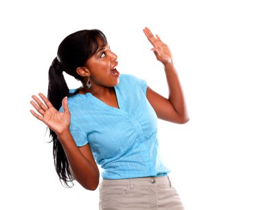 çığlık ve bakarken şaşırtıcı genç kadın