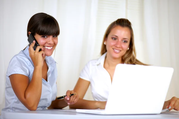 Mujer de negocios sonriente hablando por teléfono celular —  Fotos de Stock