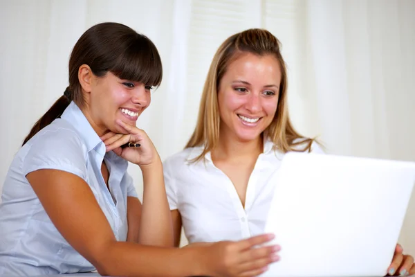 Χαμογελώντας εργαζόμενος κυρίες ανάγνωση στην οθόνη του φορητού υπολογιστή — Φωτογραφία Αρχείου