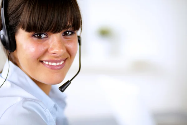 Mujer joven hispana con auriculares —  Fotos de Stock