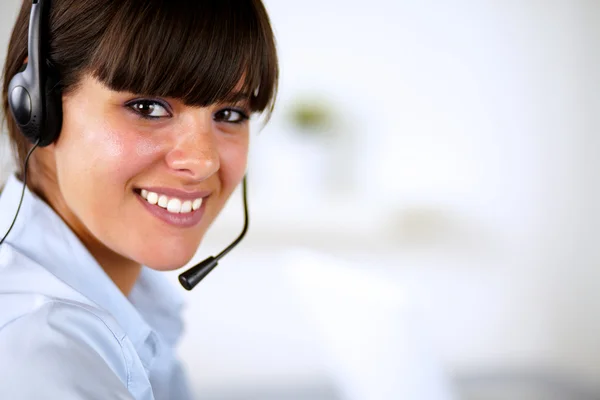 Mujer joven hispana con auriculares —  Fotos de Stock