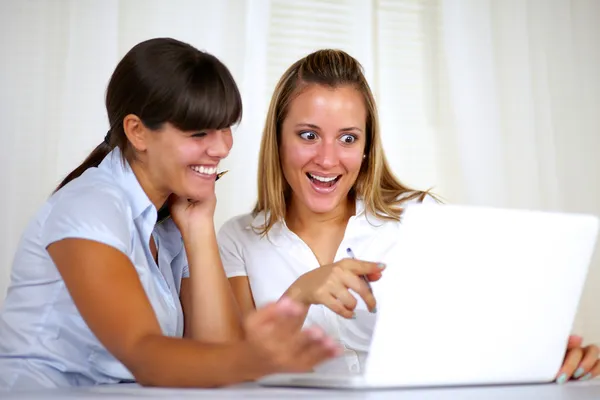 Surprised worker women reading on laptop screen — Stock Photo, Image