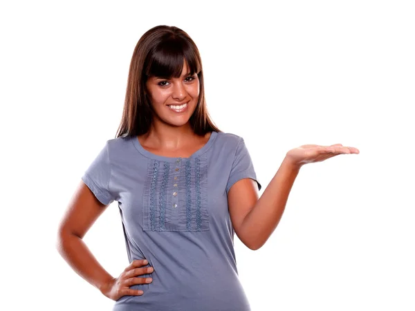 Mujer adulta sonriente mirándote y sonriéndote — Foto de Stock