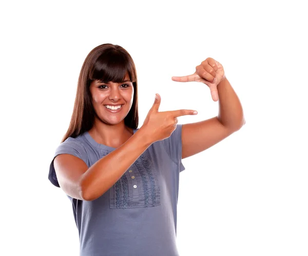 Mujer sosteniendo sus dedos en forma cuadrada — Foto de Stock