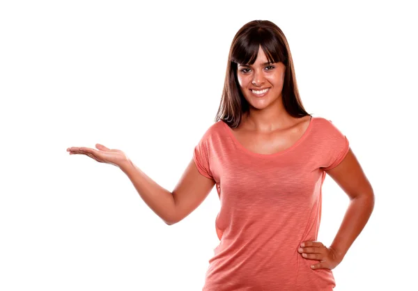 Mujer joven sonriente con la palma hacia arriba —  Fotos de Stock