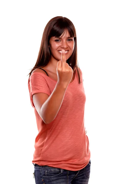 Arrabbiato latino giovane donna dando il dito — Foto Stock