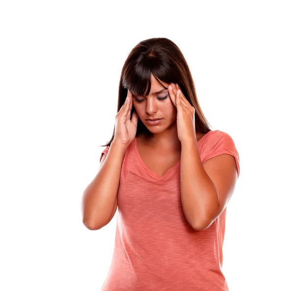 Stressad ung kvinna står med huvudvärk — Stockfoto