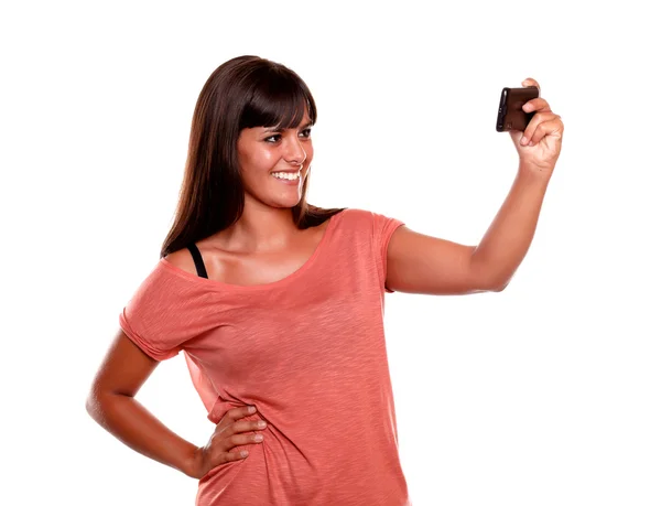 Улыбающаяся женщина фотографирует на мобильный телефон — стоковое фото