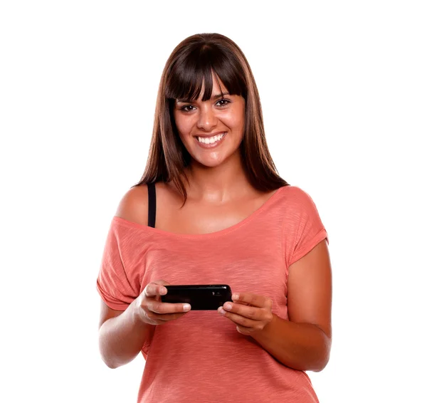 Pretty young woman looking at you using mobile — Stock Photo, Image