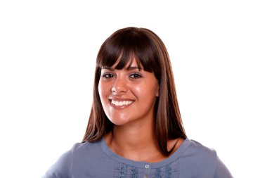 gülümseyen ve sana bakmak büyüleyici genç kadın