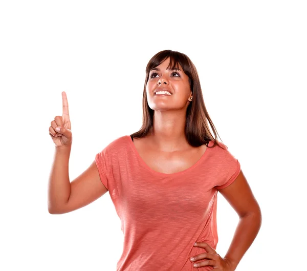 Mujer joven sonriente señalando y mirando hacia arriba —  Fotos de Stock