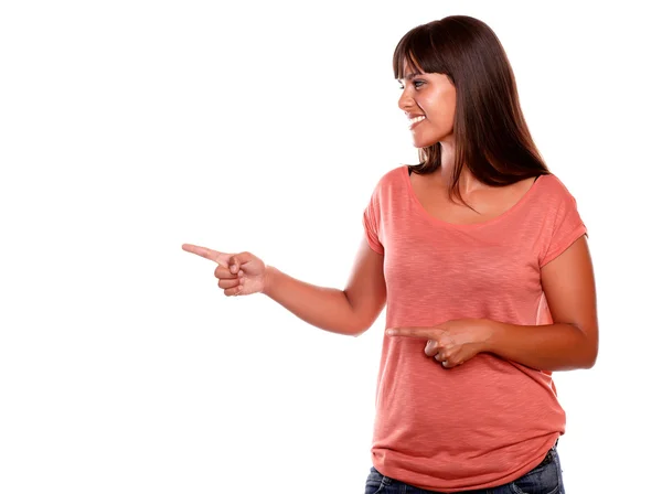 Stijlvolle jonge vrouw rechts wijzen en niet meer op zoek — Stockfoto