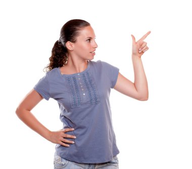 seyir ve sola doğru işaret eden genç ve güzel kadın