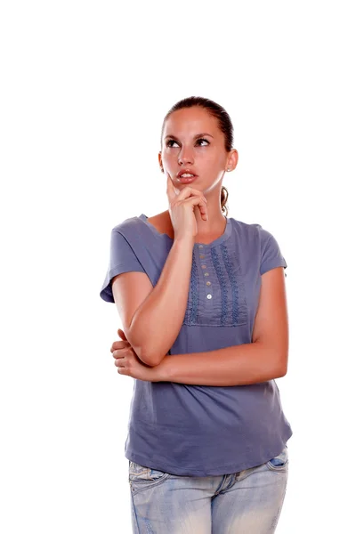 Okouzlující mladá žena dívá přímo na modré tričko — Stock fotografie