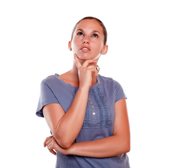 Reflektierende junge isolierte Frau, die nach oben schaut — Stockfoto