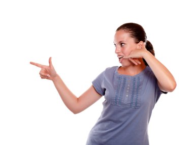 Şimdi doğru söyleyerek çağrı işaret eden genç ve güzel kadın