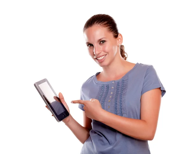 Stijlvolle jonge vrouw wijzend van tablet pc-scherm — Stockfoto