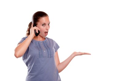 Mobil telefonla konuşan şaşırtıcı genç kadın