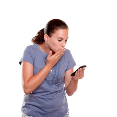 şık genç bir kadın tarafından cep telefonu bir öpücük gönderme