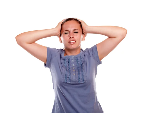 Estressado e cansado jovem do sexo feminino com dor de cabeça — Fotografia de Stock