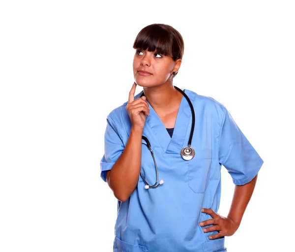 Enfermera reflexiva de pie sobre uniforme azul — Foto de Stock