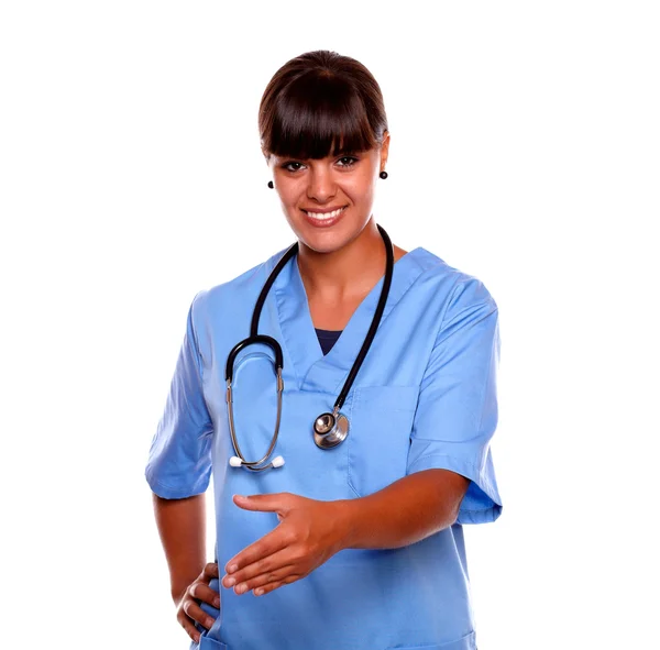 Lachende Latijns-jonge verpleegster uitbreiding van handdruk — Stockfoto