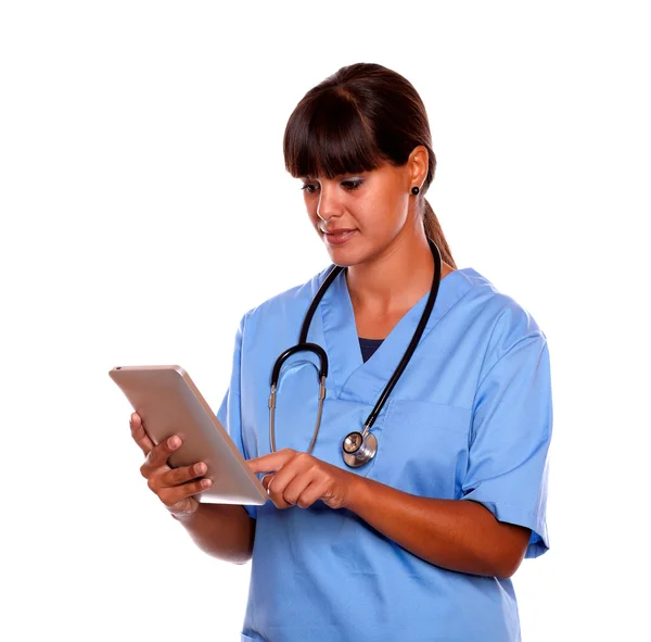 Молодая профессиональная медсестра с помощью планшетного компьютера Лицензионные Стоковые Фото