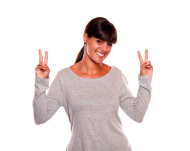 joven encantadora celebra una victoria