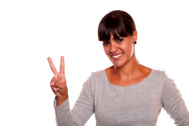 güzel kız iki parmağını zafer işareti gidiyor