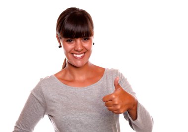 genç kadın gülümseyerek ve ok işareti gösteriliyor