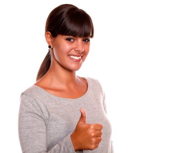 gülümseyen ve ok işareti gösteren pozitif kadın