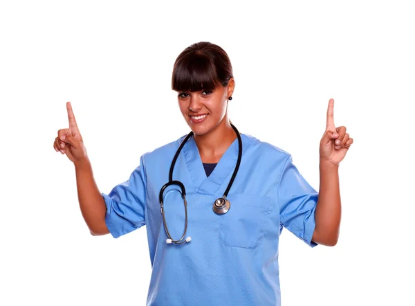 Médico sonriente mujer señalando hacia arriba — Foto de Stock